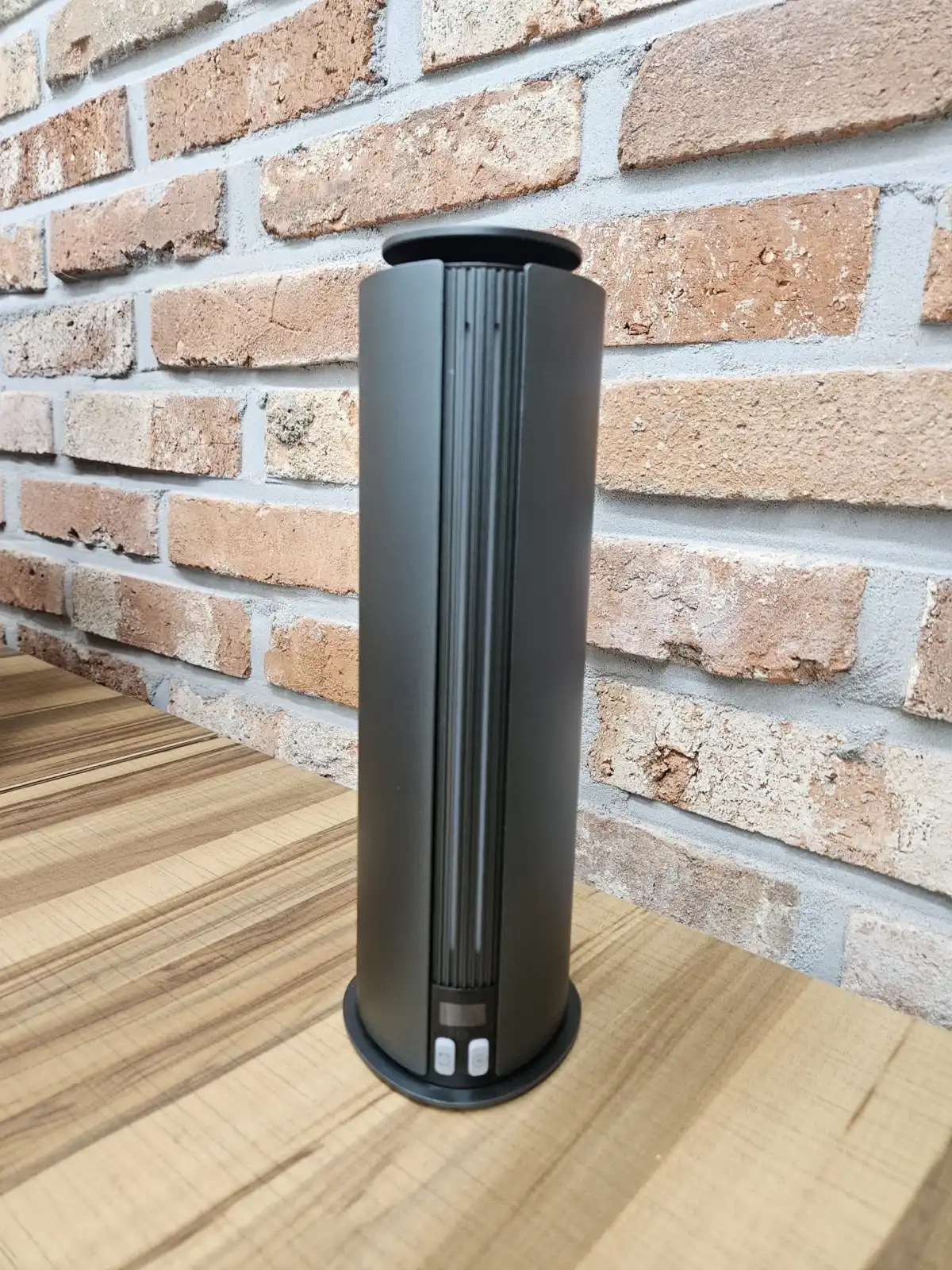 NANO-10BA 벽돌 벽 앞에 놓인 자동분사방향제