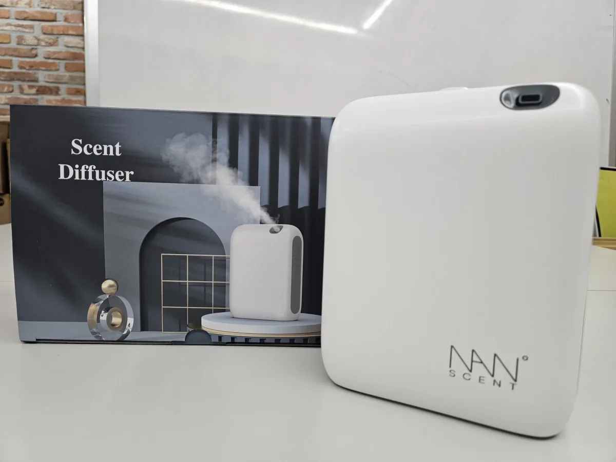 NANO-20V 자동분사방향제와 제품 패키지 박스